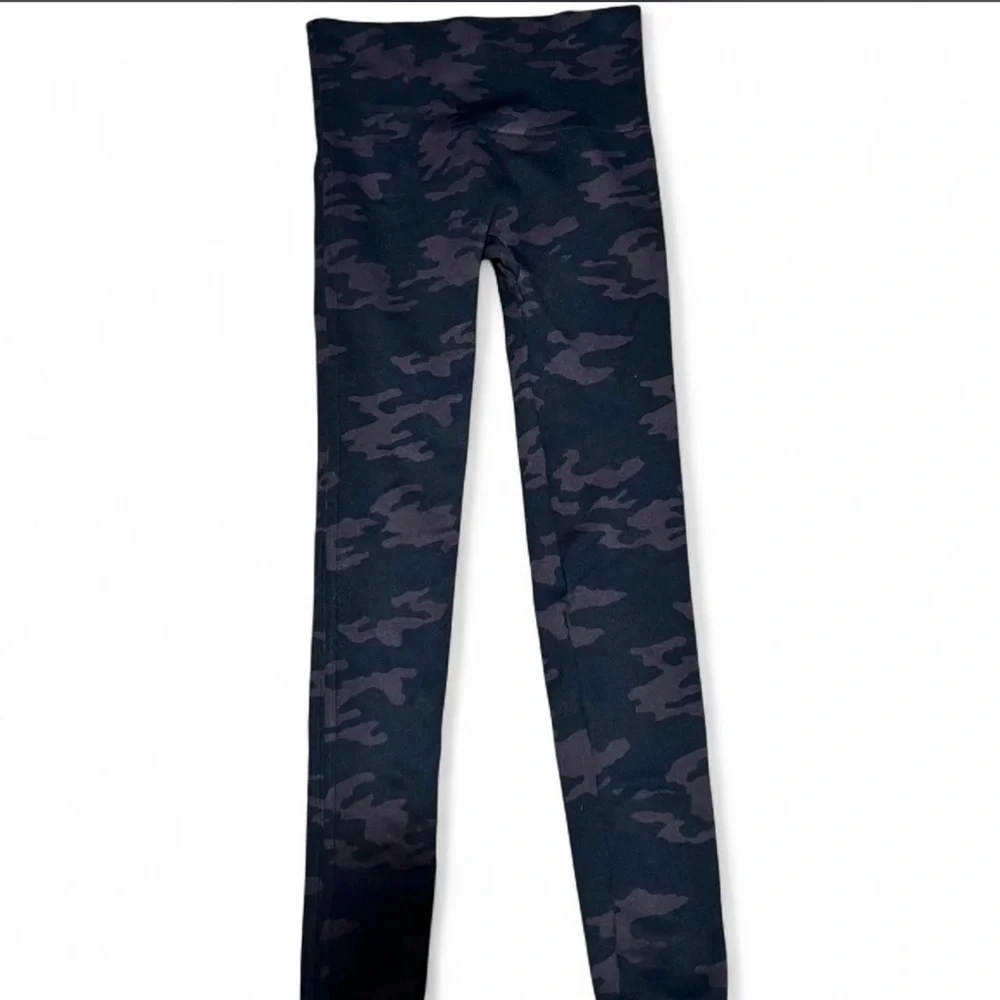 SPANX Dark Gray Black Camouflage High-Rise Leggings